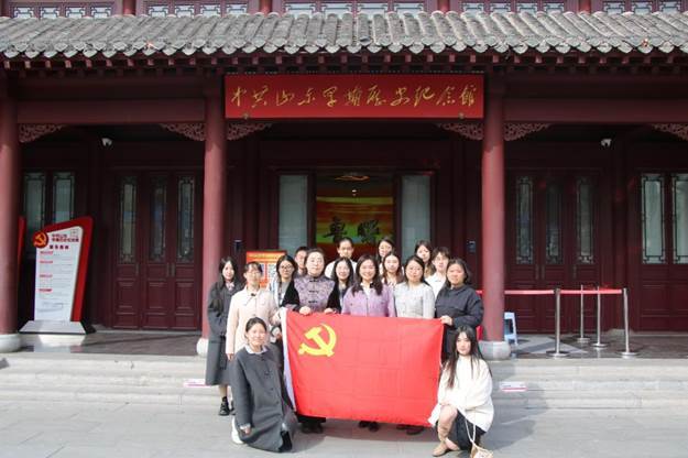 商店门口和行人 AI 生成的内容可能不正确。